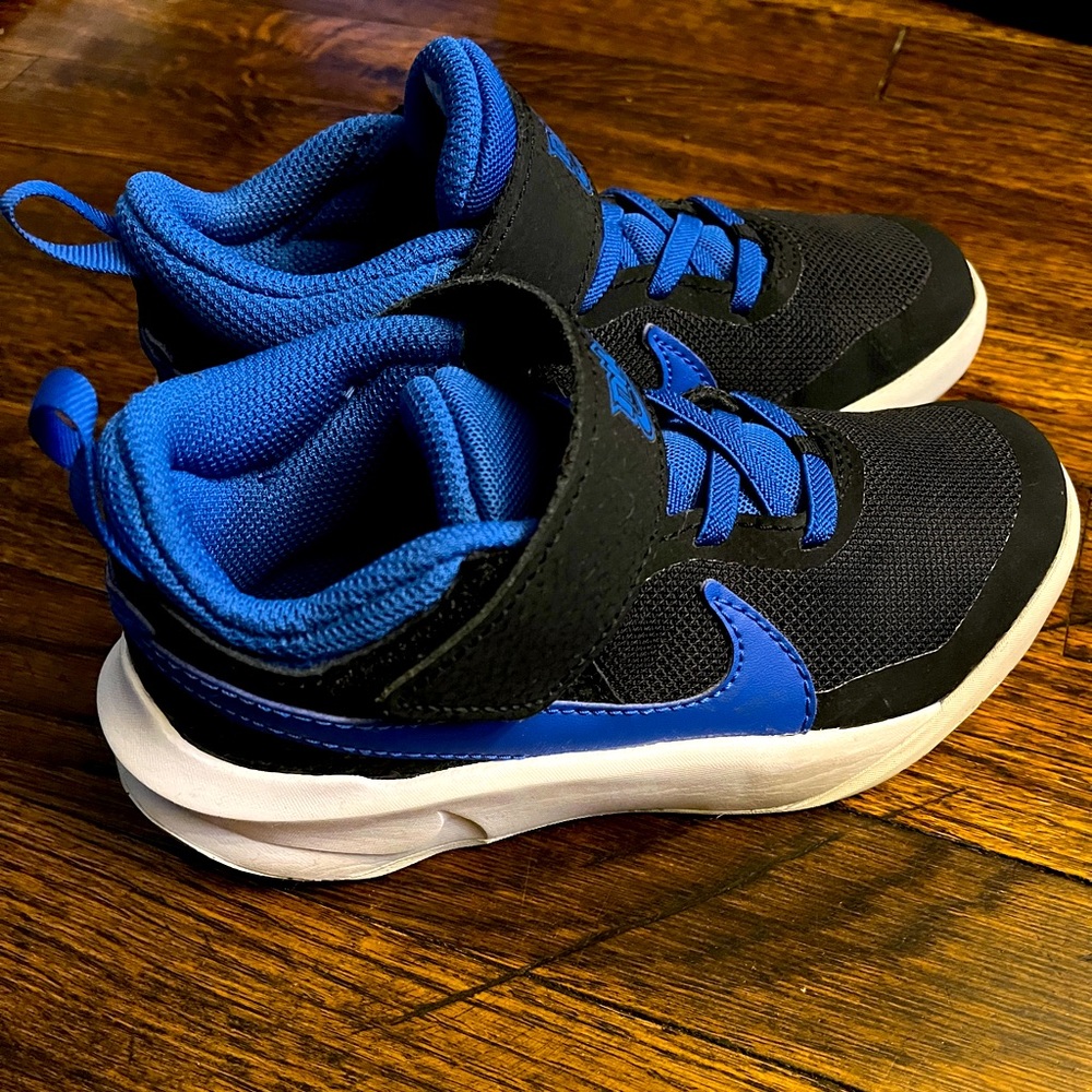 NIKE BOYS’ HUSTLE D